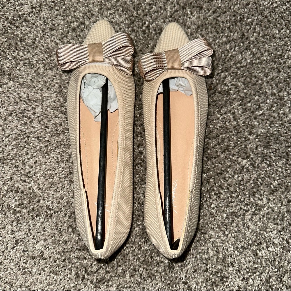 Women’s Flats with Bow tie Pointed Toe Cream Tan Business Casual Size 5